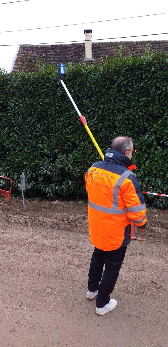 Chef de chantier qui utilise FOUILLES 3D avec l'antenne Stonex S580
