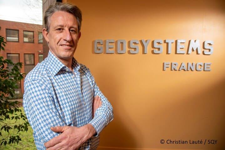 Patrice Lemire dans le hall d'entrée de GEOSYSTEMS France