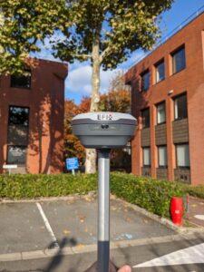 Antenne EFIX F6 en mode rover RTK devant des bureaux
